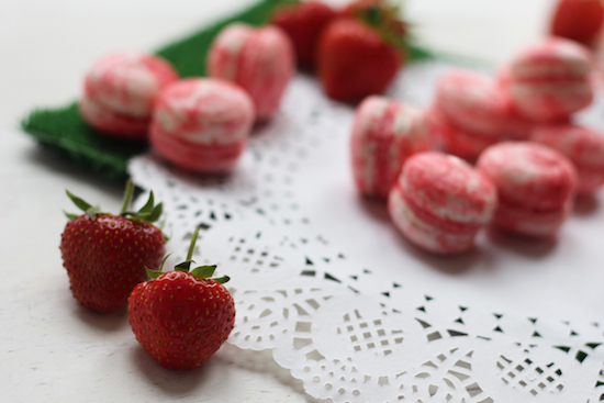 Strawberry and cream macaroons
