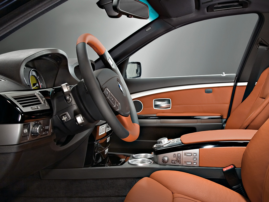 http://2.bp.blogspot.com/-Y0A4uG8cBPg/TghqcsQzRwI/AAAAAAAABM0/dsEJ5pBMN1w/s1600/2007-BMW-7-Series-Exclusive-Edition-Carbon-Black-Gold-Brown-Interior-1024x768.jpg