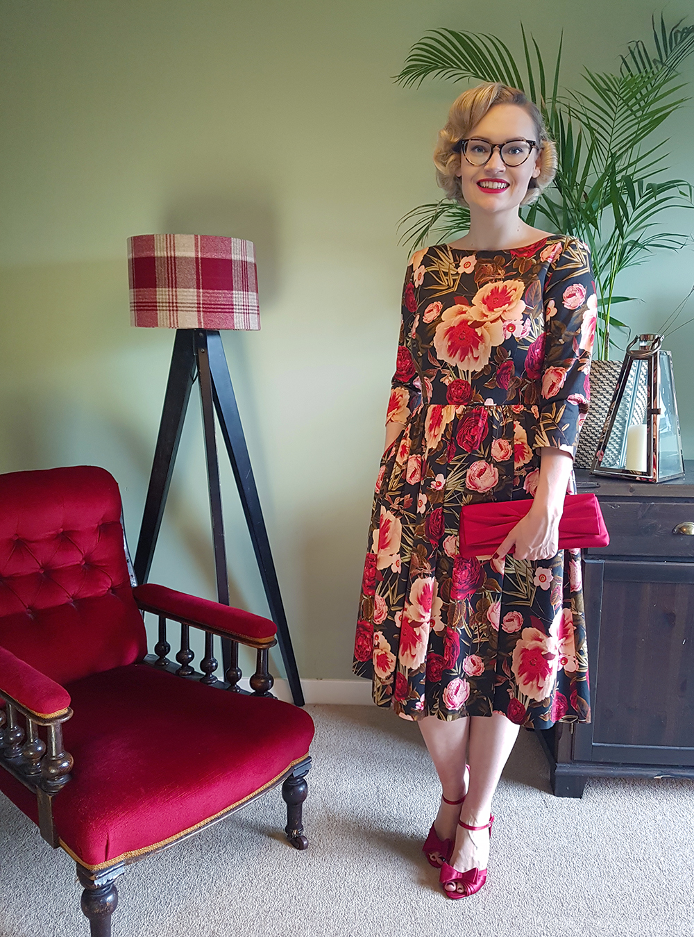 Vintage Style for Edinburgh Cocktail Weekend: Kimberley from Wardrobe Conversations UK vintage fashion blogger Kimberley from Wardrobe Conversations wears a Betty Draper style printed dress from Hallhuber for an evening of cocktails