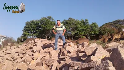 Bizzarri procurando pedra folheta na cor vermelha para fazer um calçamento de pedra na cidade de Sorocaba-SP sendo calçamento de pedra na rua com as guias de pedra com pedra folheta. 22 de setembro de 2016.