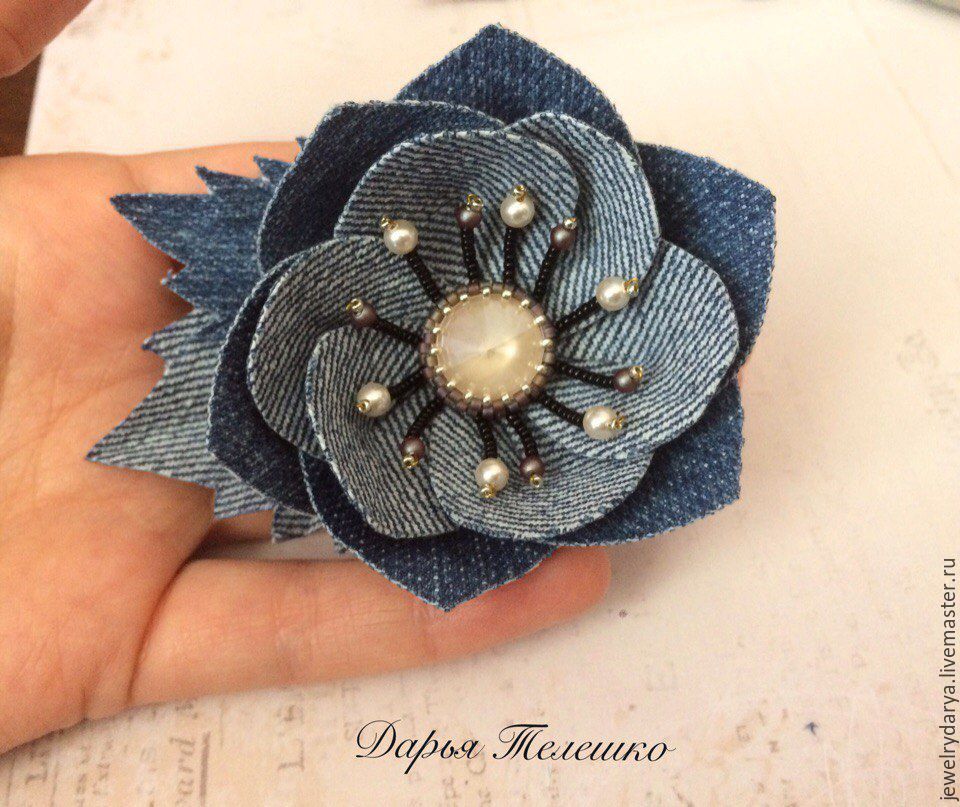 Create a denim brooch - a flower with a Swarovski crystal