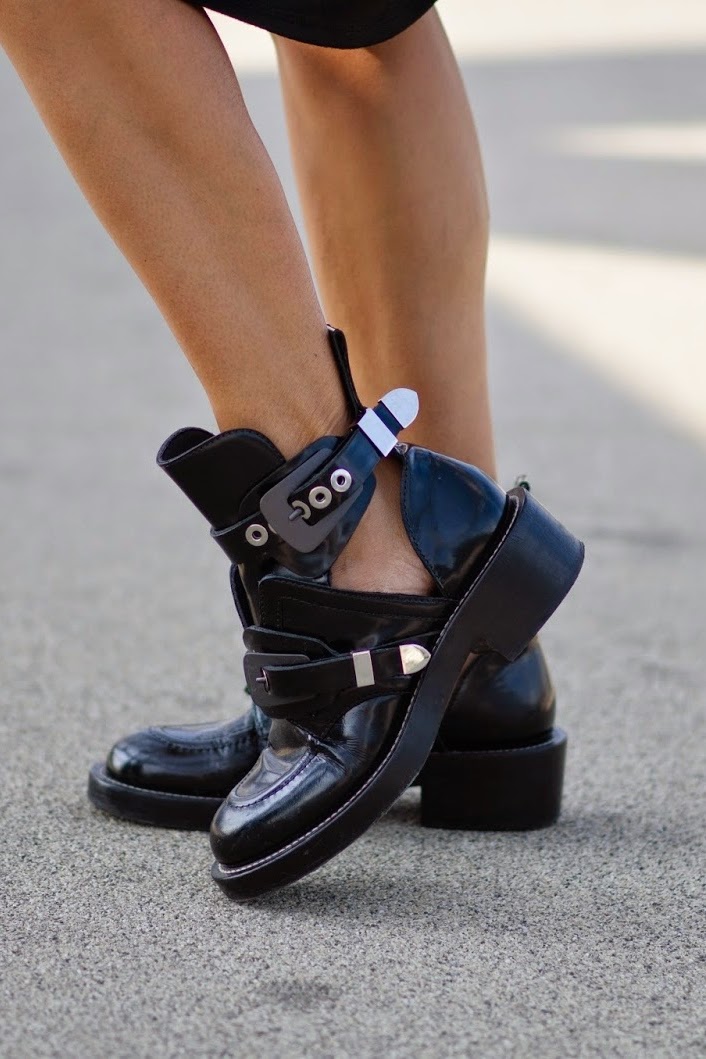 balenciaga cut out boots cena
