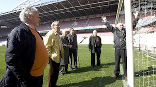 Carmelo, Etura, Mauri, Artetxe, Merodio y Uribe, supervivientes del mítico 5-3 del Athletic sobre el Manchester de 1957 con San Mamés nevado, se reunieron en 'La Catedral' con DEIA para recordar aquel hito del club rojiblanco, nuevamente ante una cita histórica más de medio siglo después de aquel mítico duelo.