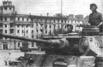 Средний танки Pz. III Ausf.L. Восточный фронт, 1942 год. На маск-установке пушки этого танка смонтирован кронштейн для крепления 20-мм бронелиста, но сам лист отсутствует. Установленные на некотором расстоянии от основной брони корпуса и башни дополнительные бронелисты одновременно играли роль лобовых противокумулятивных экранов Средний танки Pz. III Ausf.L. Восточный фронт, 1942 год. На маск-установке пушки этого танка смонтирован кронштейн для крепления 20-мм бронелиста, но сам лист отсутствует. Установленные на некотором расстоянии от основной брони корпуса и башни дополнительные бронелисты одновременно играли роль лобовых противокумулятивных экранов