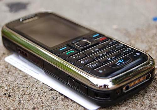 Bán điện thoại Nokia 6233 cũ giá rẻ tại Hà Nội, nokia 6233 hỗ trợ 3G vào mạng online chat facebook, chơi game, đọc báo, đọc truyện...6233 có thiết kế chắc chắn, hoạt động bền bỉ, đầy đủ chức năng giải trí : nghe nhạc, radio FM, lướt web...với khe cắm thẻ nhớ MicroSD cùng camera chụp ảnh 2 chấm, 2 loa ngoài có chất lượng 3D.  Máy đã kiểm tra kĩ loa mic to rõ không rè, mọi chức năng hoạt động ổn định không lỗi lầm. Hình thức như ảnh chụp.  Giá: 350.000 (Máy, pin, sạc) Liên hệ: 0904.691.851 - 0976.997.907