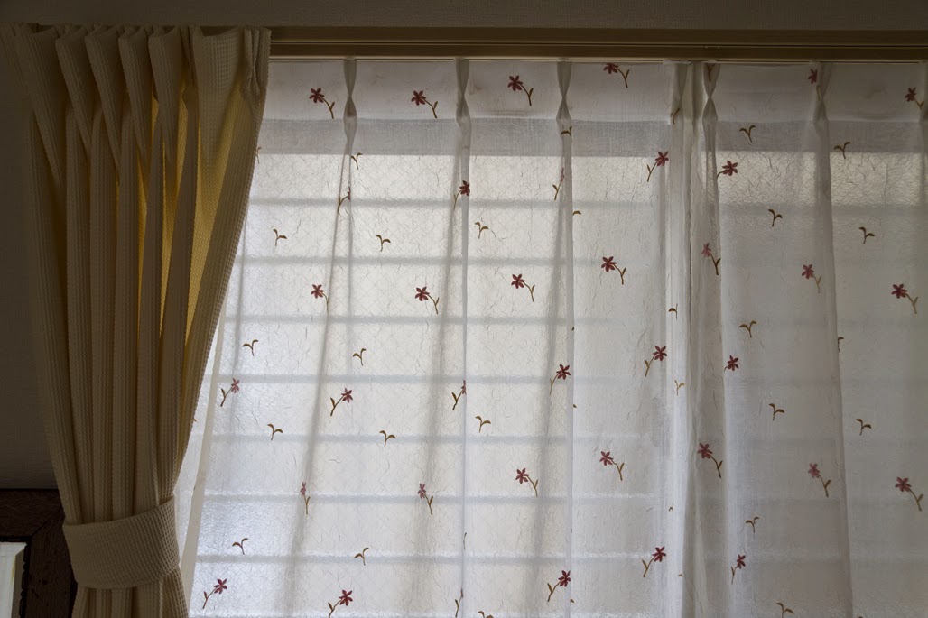女子部屋　腰窓のカーテン