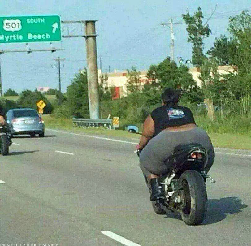 Sehr dicke schwarze Frau in Leggings auf Motorrad lustig