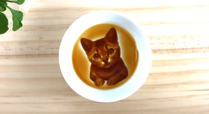 After Pouring Soy Sauce Into These Plates, Beautiful Hidden Paintings Are Revealed After Pouring Soy Sauce Into These Plates, Beautiful Hidden Paintings Are Revealed