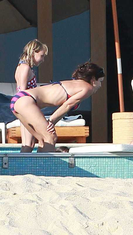 Lauren Sanchez Perfects Bikini Body in Mexico.
