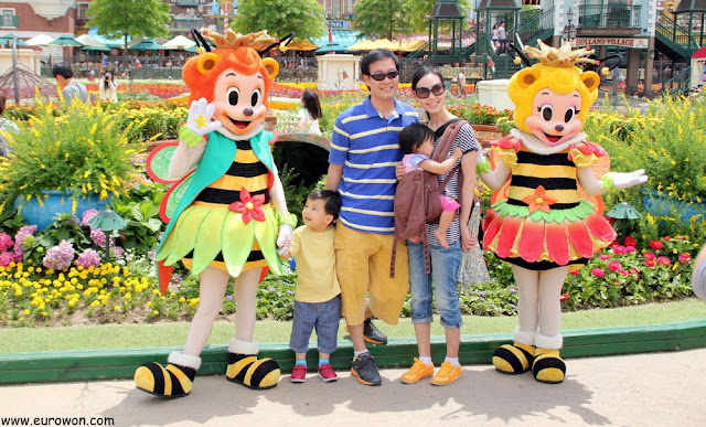 Familia coreana posando para una foto en Everland