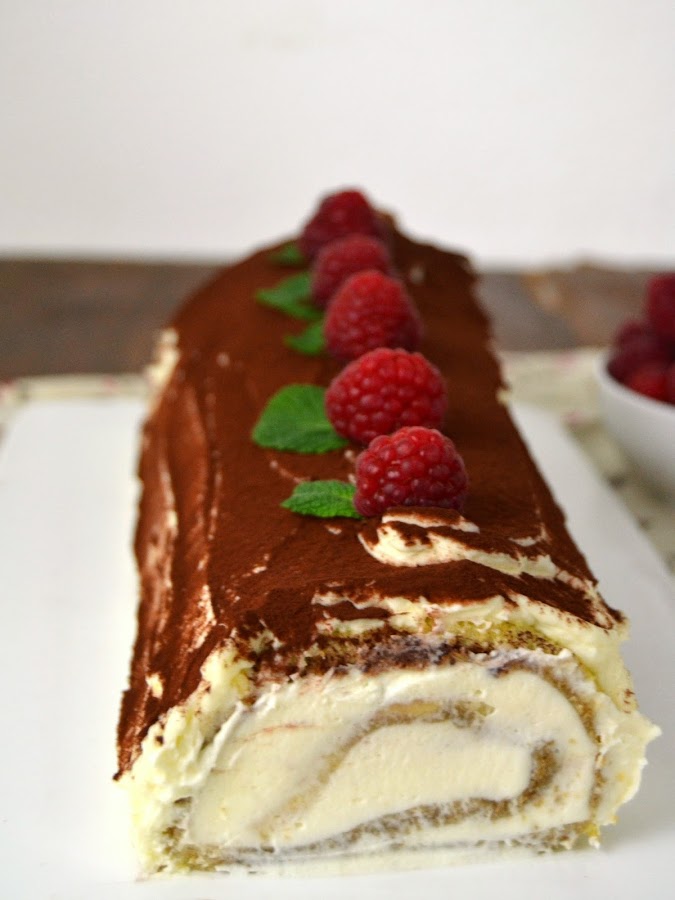 tronco de tiramisu con frambuesas