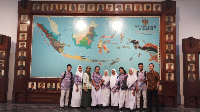 Siswa SMAN 110 Mengikuti Seminar dan Bedah Buku Biografi Pahlawan Nasional