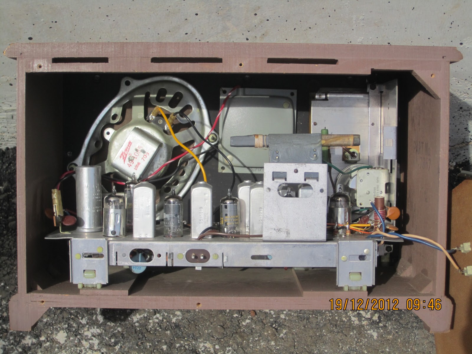 E L E C T R O N S Radio Zenit X334, AM/FM Made in USA