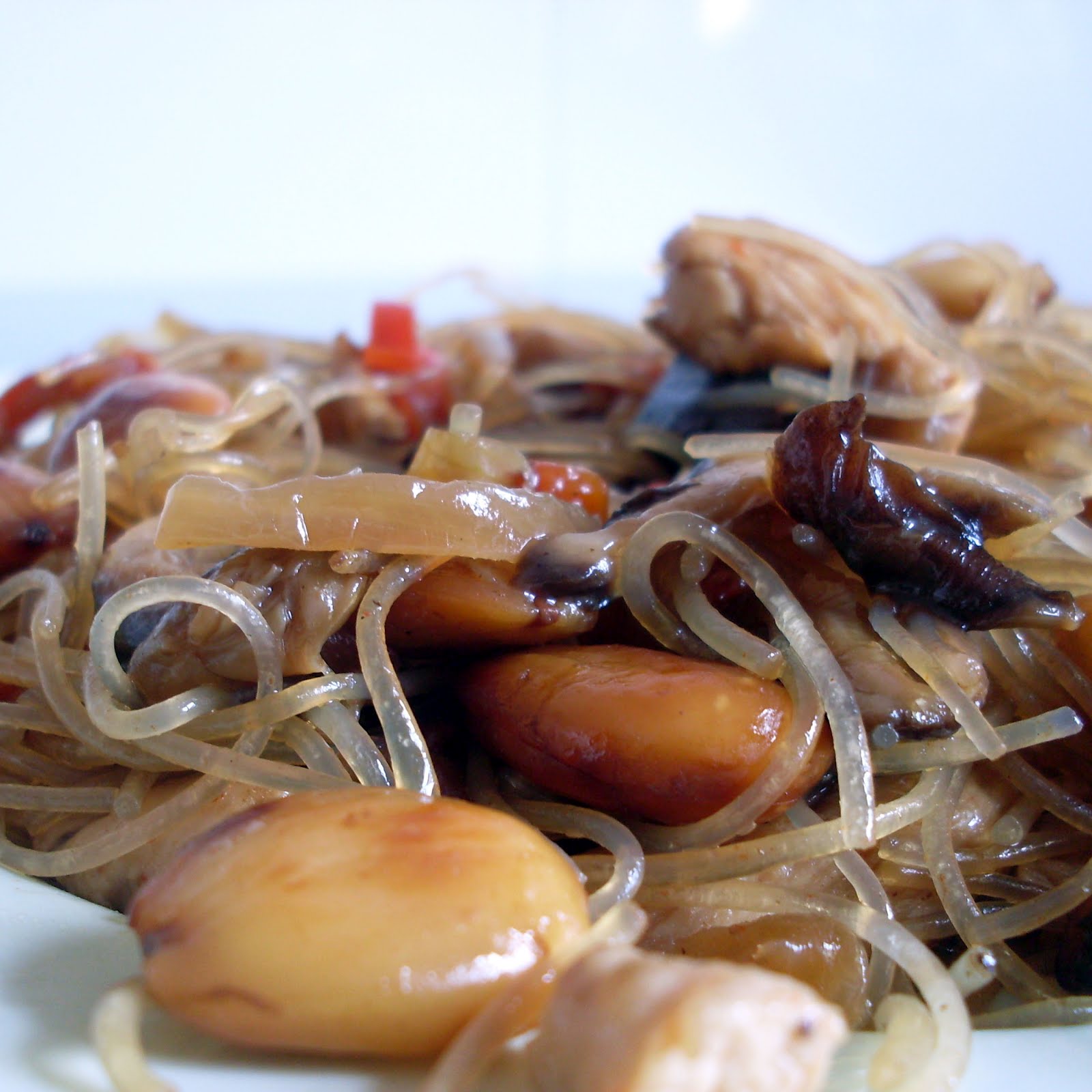 Fideos chinos con pollo y almendras | Cortapicos y Sacalenguas
