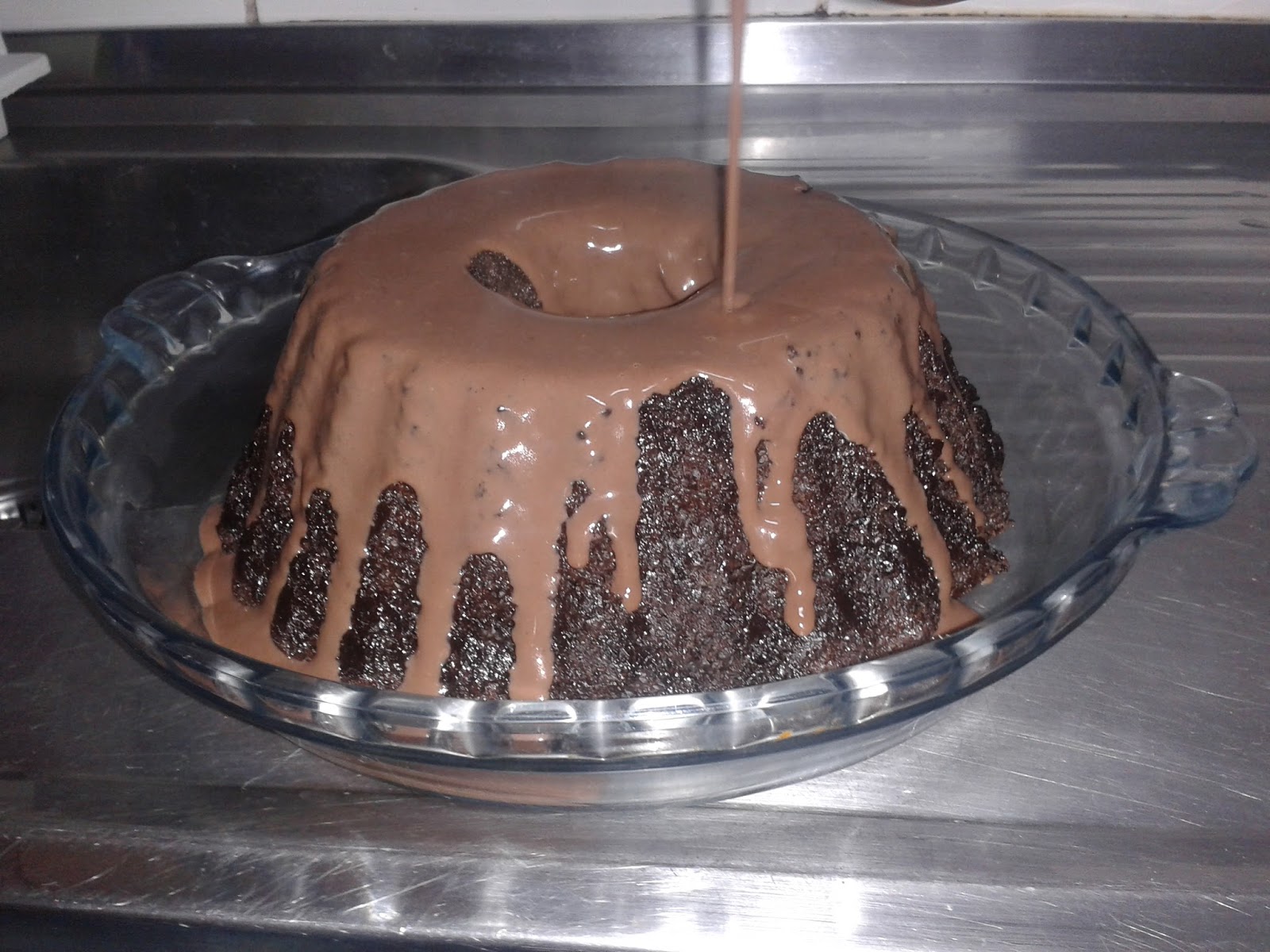 Claudiaartes: Bolo Nega Maluca com calda de chocolate