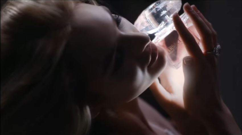 Modella Versace pubblicità bright crystal con modella bionda con Foto - Testimonial Spot Pubblicitario Versace 2016