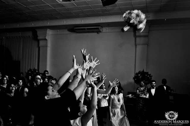 casamento clássico, casamento elegante, casamento chique, casamento real, decoração branca, tapete de espelho, passarela espelhada, casamento, cerimonia de casamento, anderson marques, dunia city hall, casarei em brasilia, casamento em brasilia, festa de casamento, lustres, noiva jogando o buque