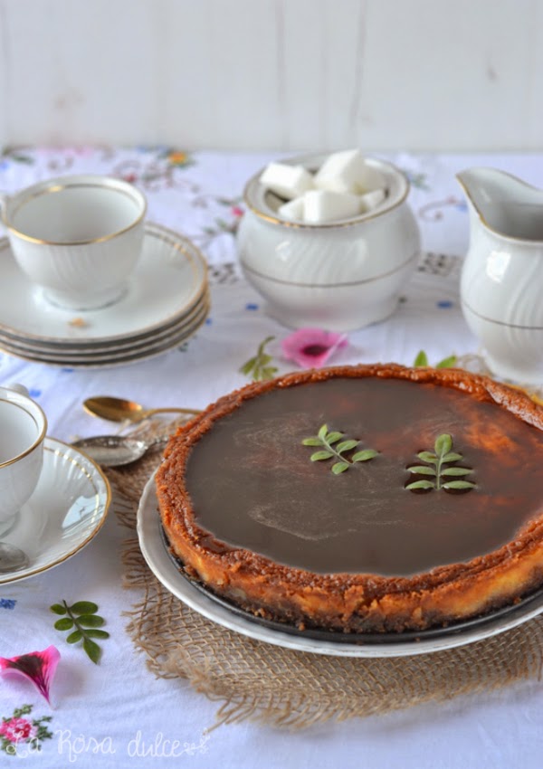 Tarta de mascarpone y salsa de dulce de leche sin lactosa