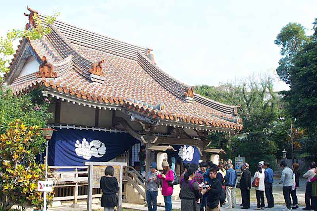 temple, New Year's Day, fortunes, crowd