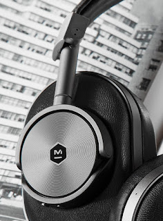Master & Dynamic MW60 - Right earcup's playback controls