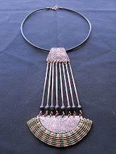 Colgante pectoral tubos de cobre envejecido, semillas de achira, caucho, macrame (191)