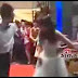 Una amante irrumpe en la boda y pelea con la novia < video > 