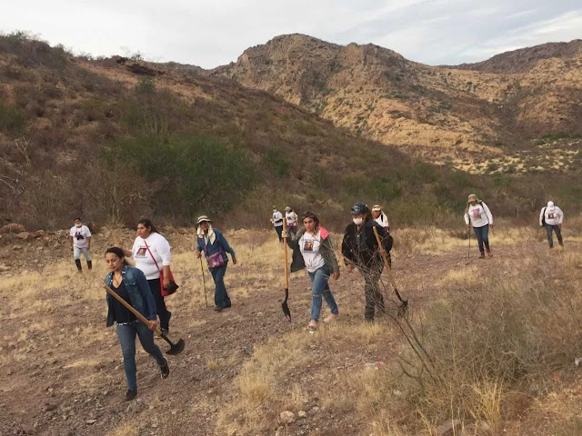 Madres de desaparecidos marchan con palas 