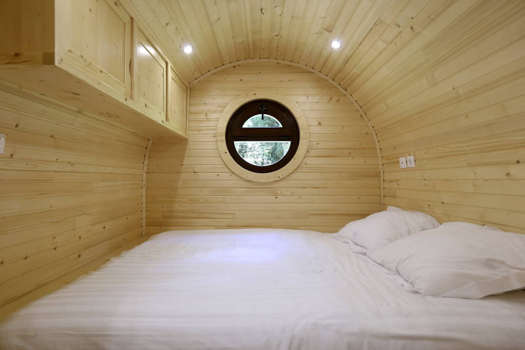 02-Airbnb-Barrel-Home-Architecture-in-an-Idyllic-Location-www-designstack-co