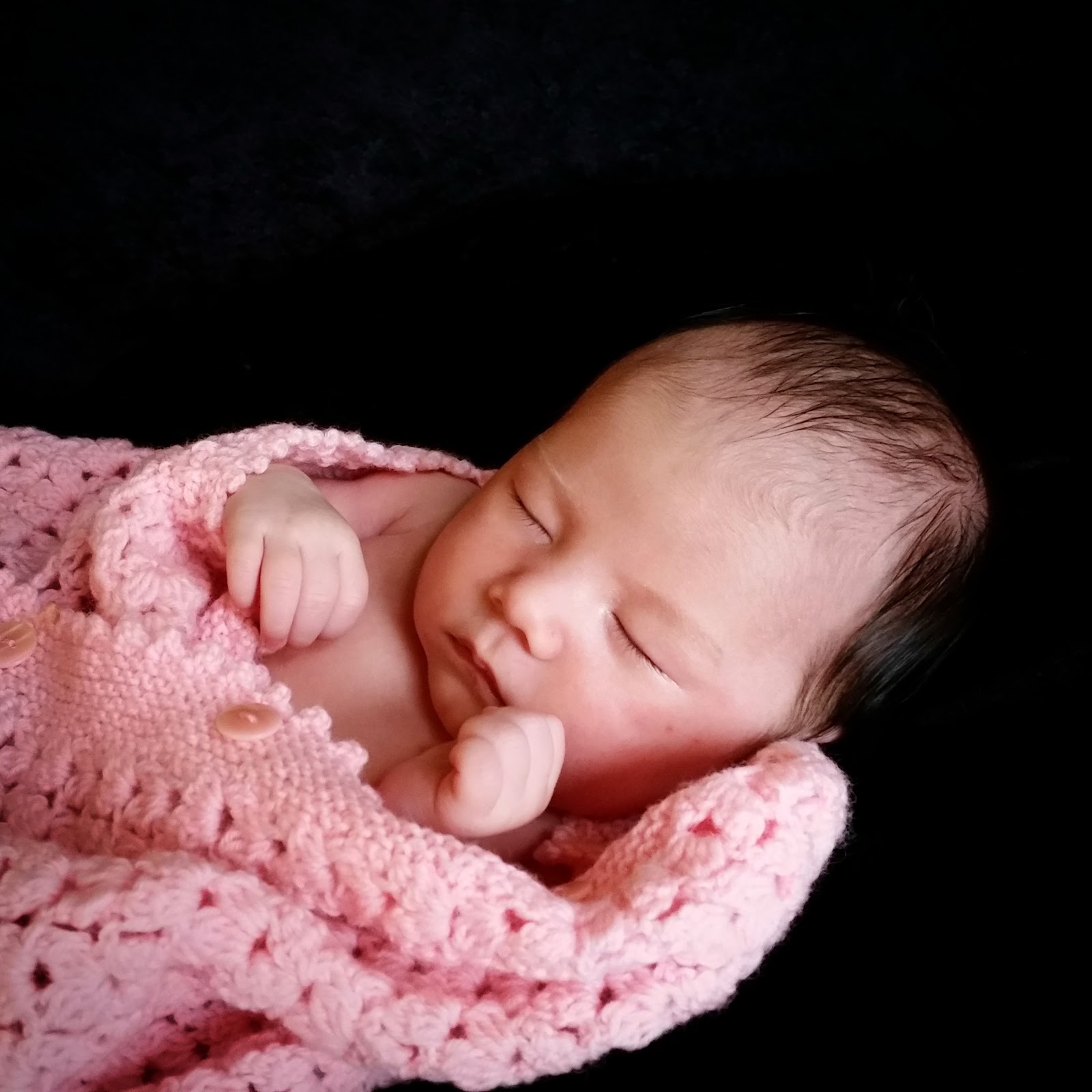 DIY newborn photography with pink crochet blanket