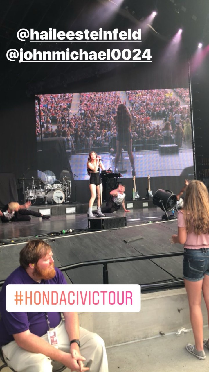 Hailee Steinfeld – Performs at ‘The Voicenotes’ tour in Kansas – Celeb