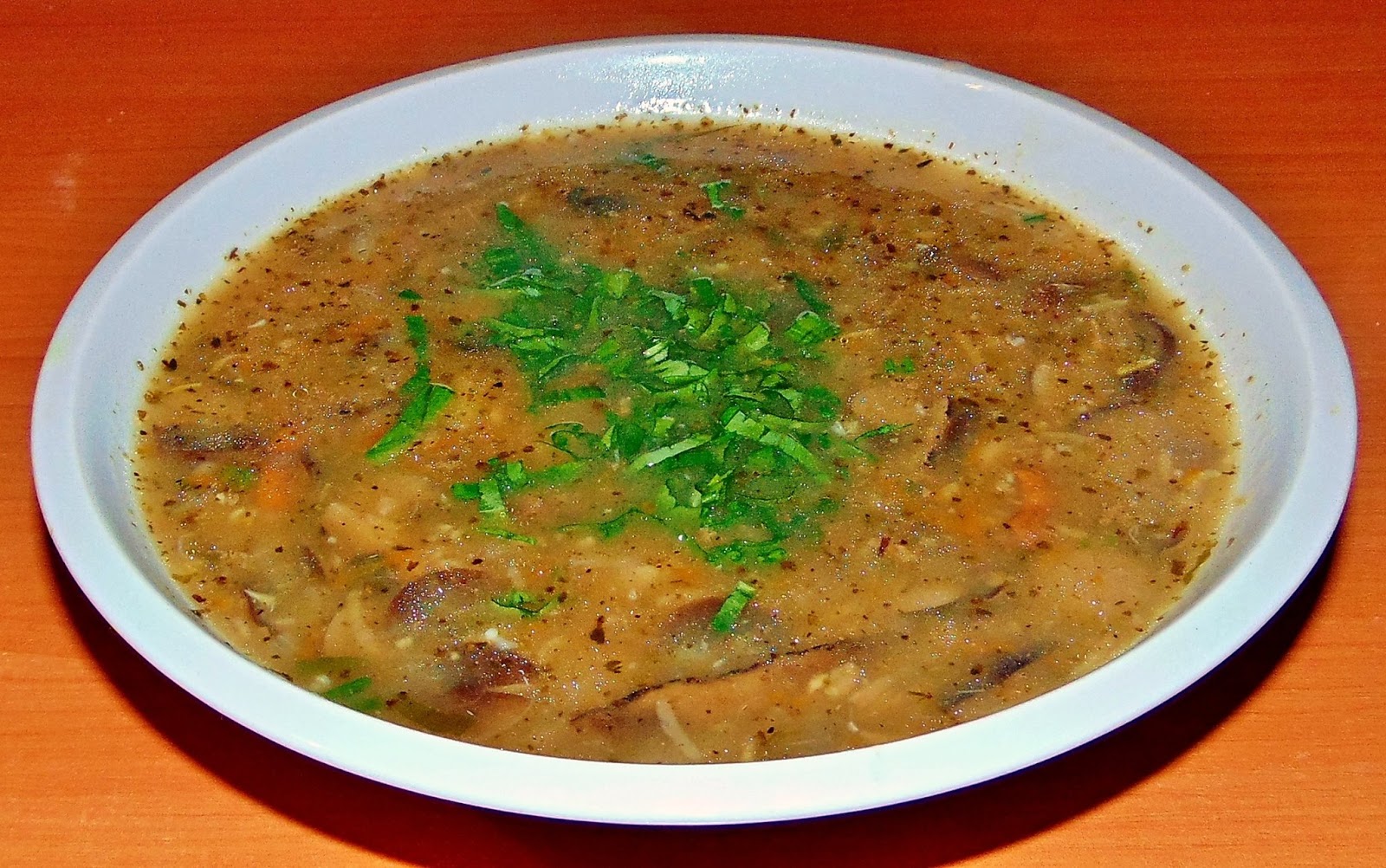 NAŠE KUCHYNĚ Bramboračka s penízovkou smrkovou a medvědím česnekem. 