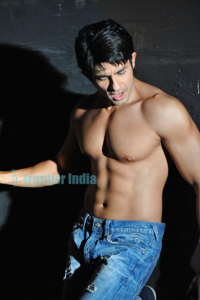 Hot Body Shirtless Indian Bollywood Model And Actor Hussain Kuwajerwala