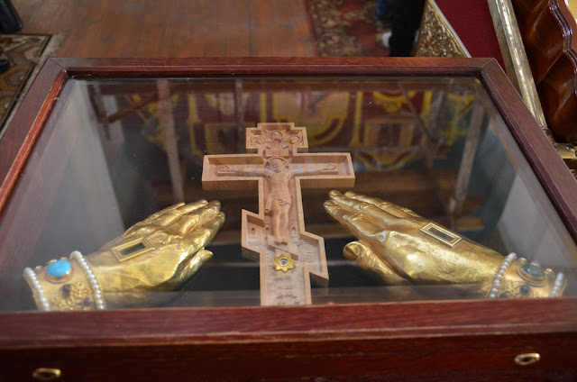 Η πρωτότυπη ουκρανική λειψανοθήκη με Τίμιο Ξύλο και λείψανα των Αγίων Ισαποστόλων Κωνσταντίνου και Ελένης.