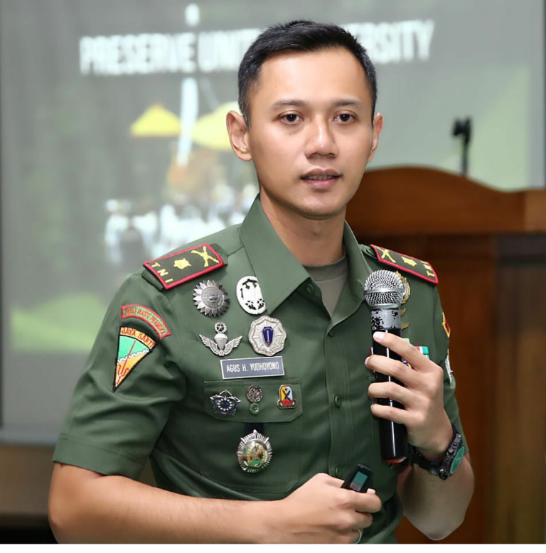 Ragam Motif Seragam Militer TNI AD yang dikenakan Agus Harimurti