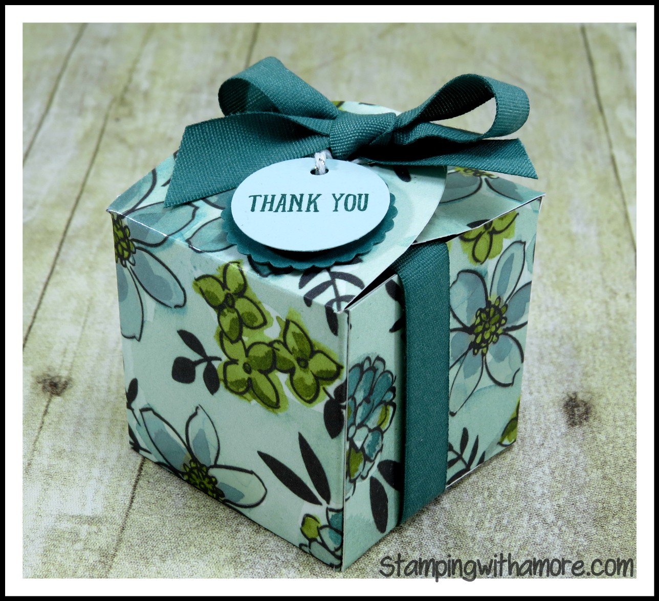 Stampingwithamore UNIQUE CLOSURE SMALL TREAT BOX