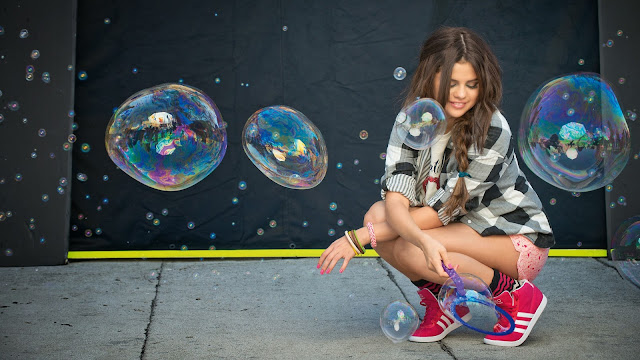 Selena Gomez burbujas de jabón