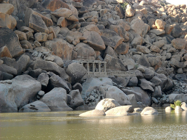 Труднодоступный храм на реке в Хампи