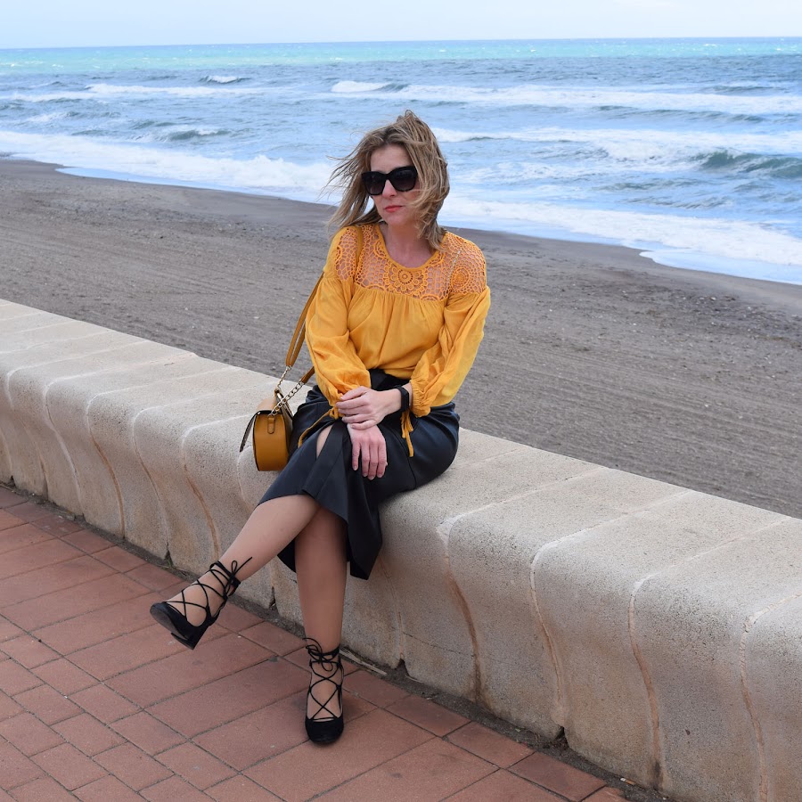 Falda_midi_con_blusa_crochet_mostaza