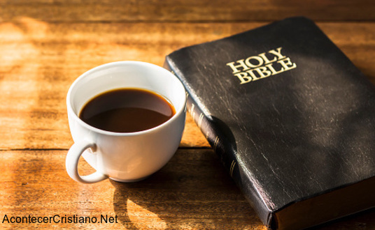 Taza con café y Biblia en mesa