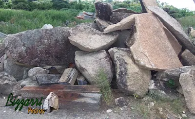 Pedra moledo para escada de pedra tipo faceada com cantos, tanto para degrau de pedra isolado com grama entre as juntas ou encostado com junta de massa.