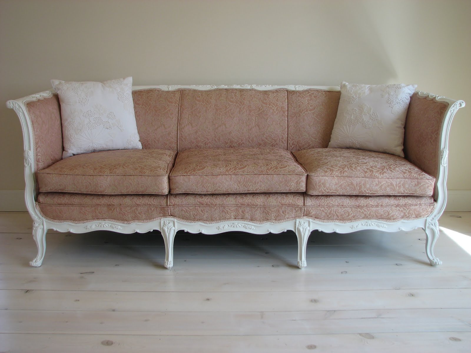 The Cottager my vintage PINK sofa...