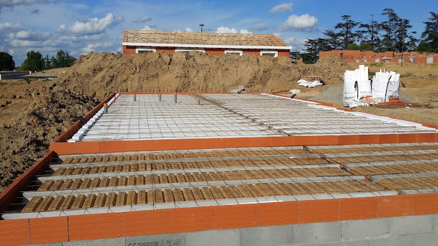 Le 12 mai 2016, la construction du vide sanitaire est terminée et il n’y a plus qu’à couler le béton de la dalle. 