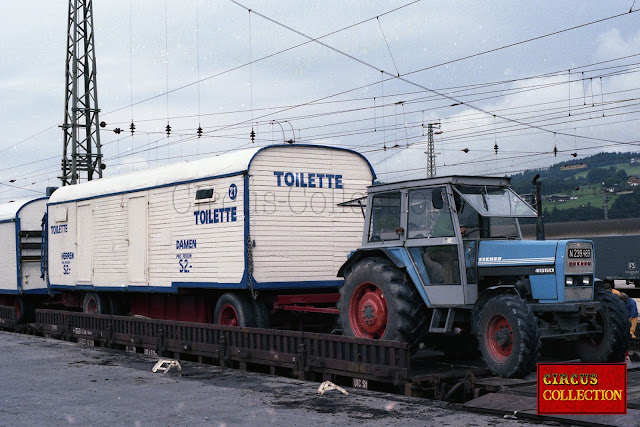 Roulotte toilette du cirque Althoff déchargée du train 