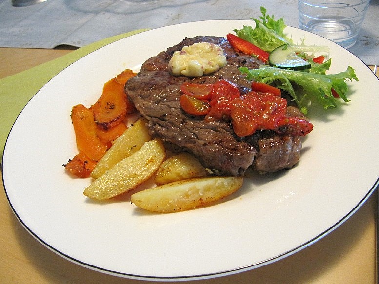 KOTONA Entrecoteepihvit Mangojäätelö itsetehtynä