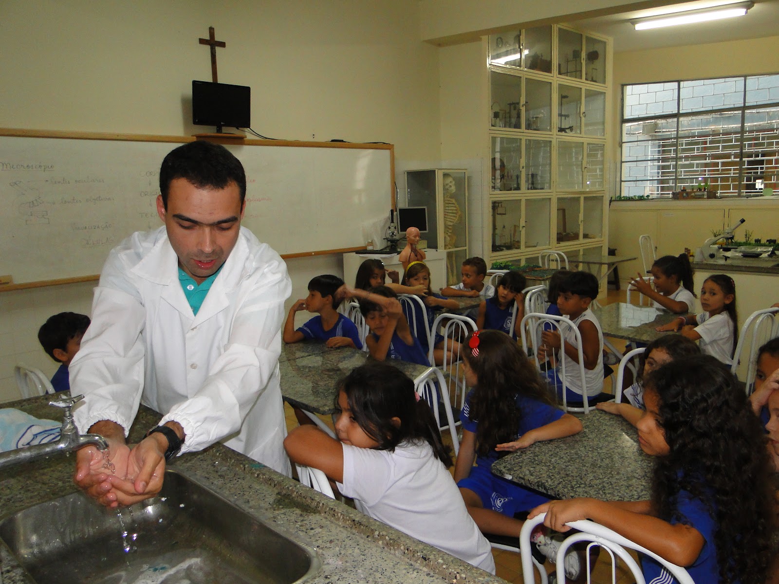 Blog da Professora Terezinha: PROFESSOR DE BIOLOGIA, RODRIGO, ENSINA