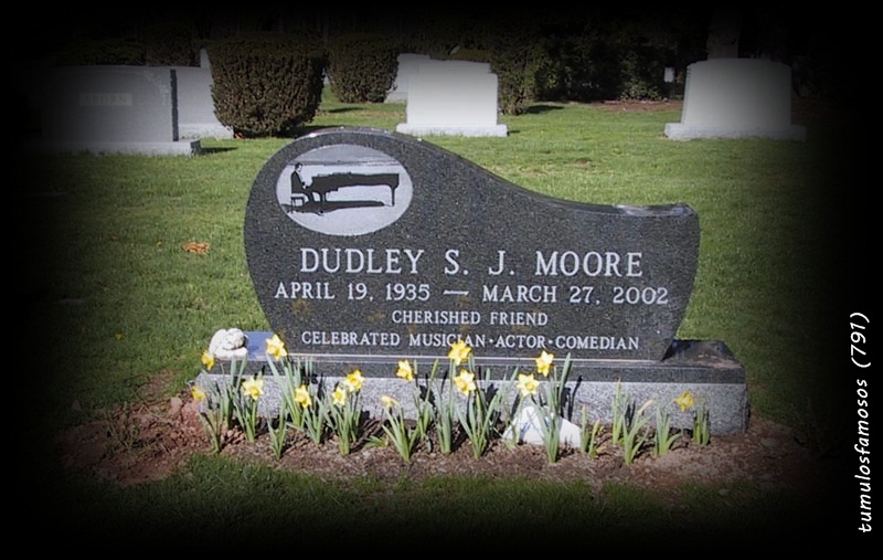 TUMULOS FAMOSOS DUDLEY MOORE Arte Tumular 791 Hillside Cemetery