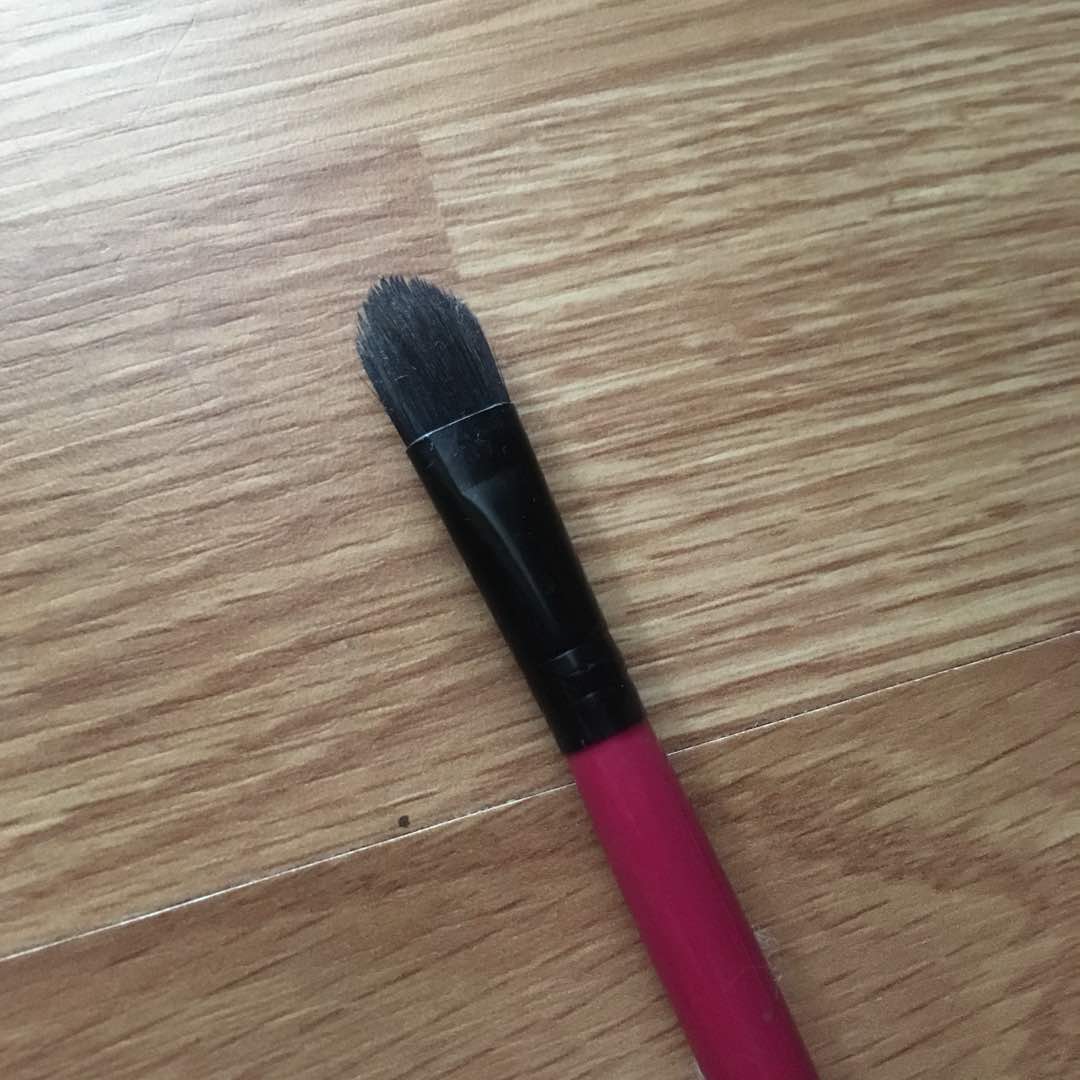 brush concealer kening