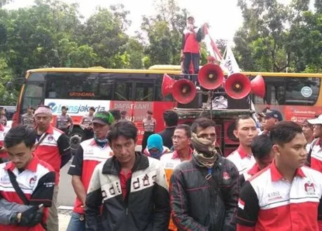 Unjuk Rasa di Depan Balaikota, Buruh: Anies Gubernur Tercepat Ingkari Janji Politik