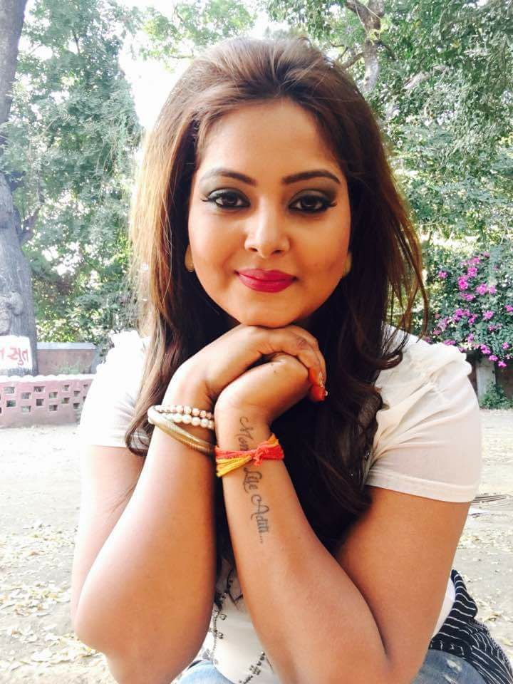 romantic holi picture in bhojpuri actres anjana singh