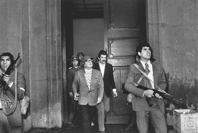 Salvador Allende nel disperato tentativo di difesa della Moneda